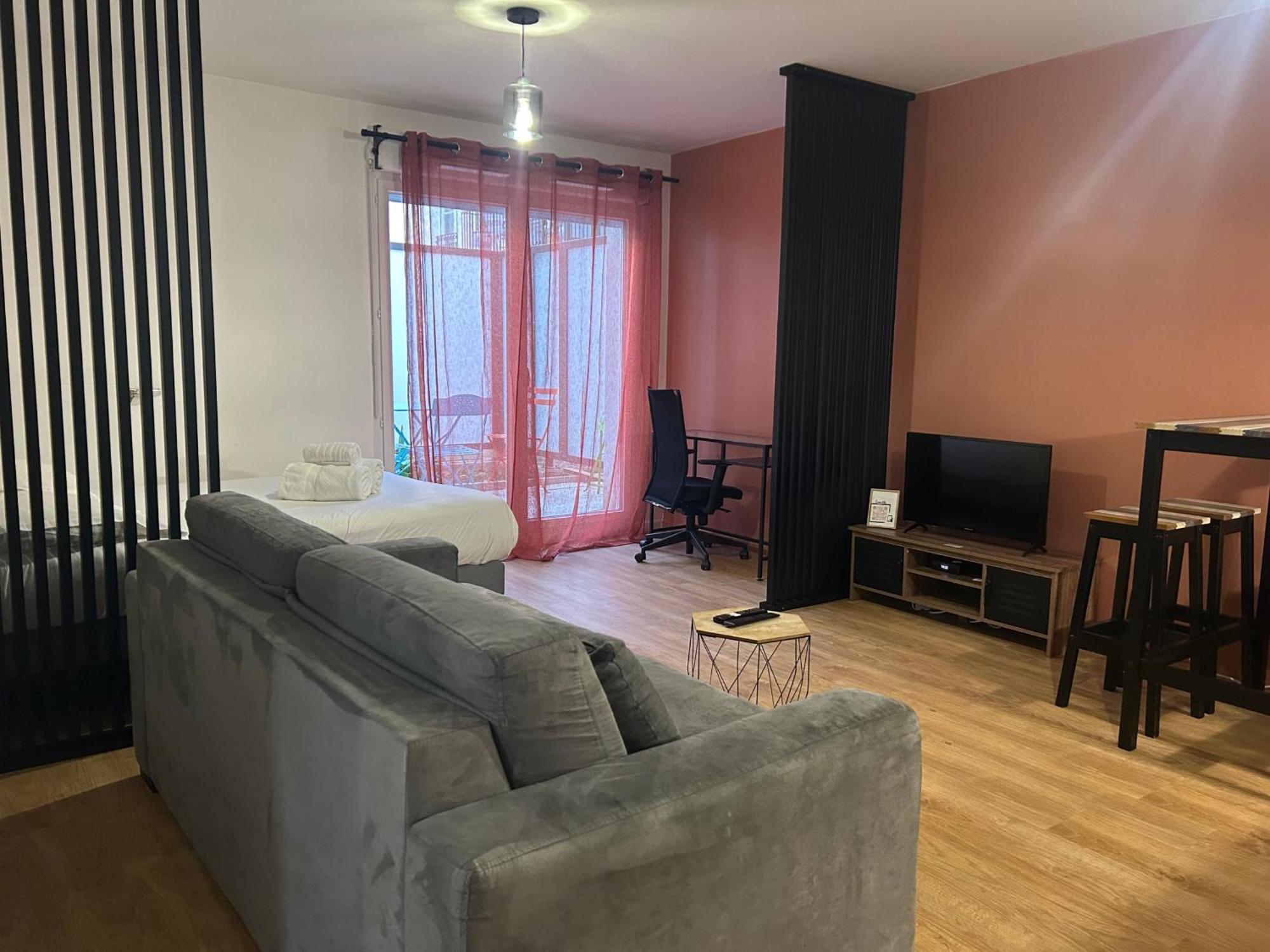 Apartment Spacieux 4 Personnes Avec Terrasse Privee & Bureau - Gare A 4min, Paris En 30min